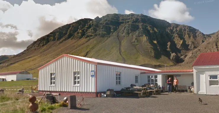 就滿小一間,圖片來自於Google map街景。