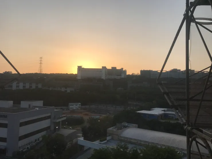 從工地望去的夕陽景色
