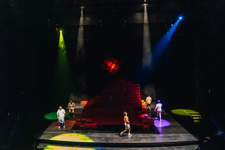 排練期就是為了把這樣的畫面中的各種細節給落實下來，2023《沒有人想交作業》劇照。