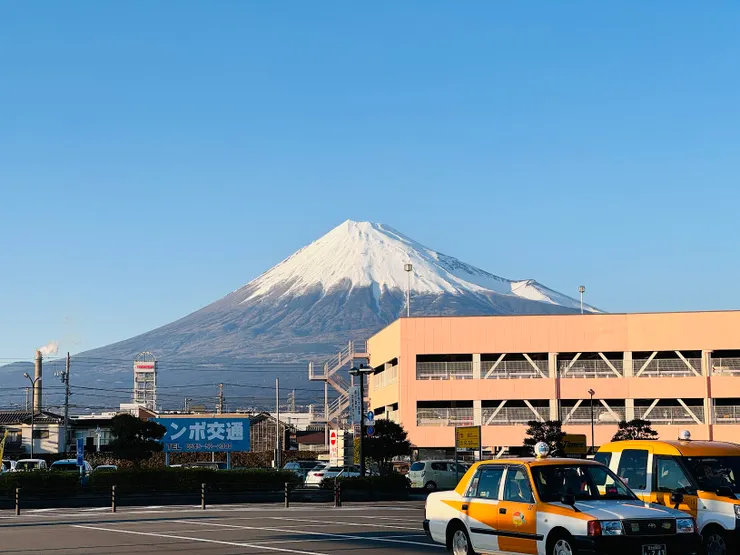 新富士站前的排班計程車。富士山就在前方