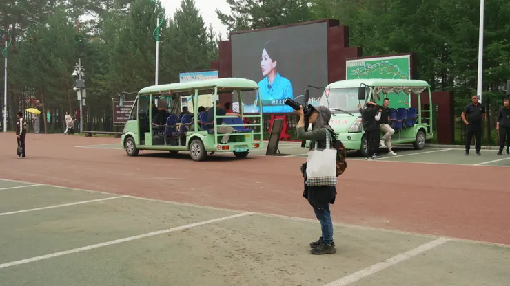 雖然提著行李，但也不忘觀鳥