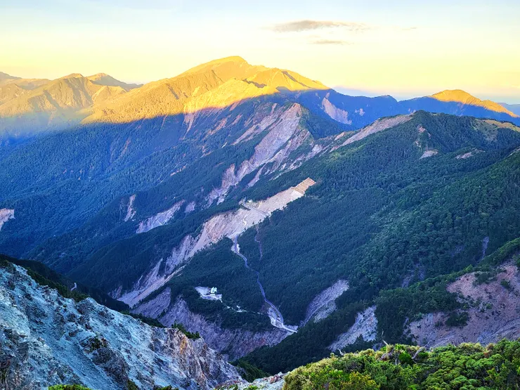 日出映照關山與南橫大關山隧道東口