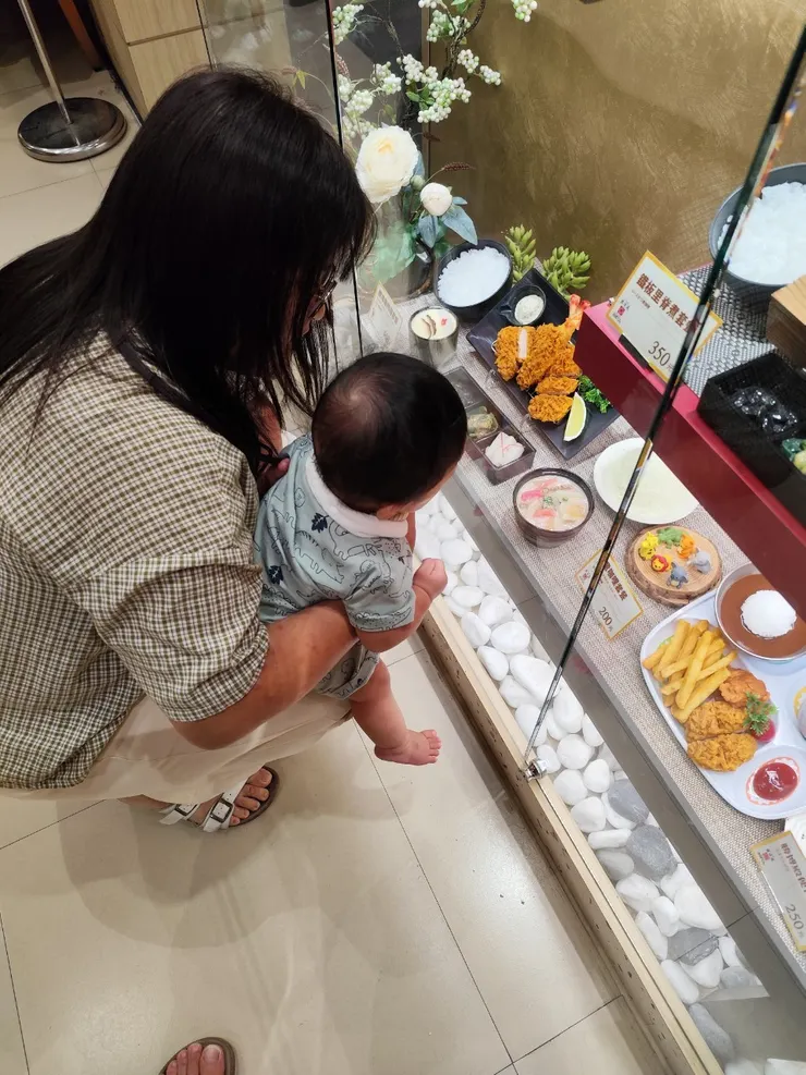 珍豬:媽咪~這金黃色的是什麼，人家也要。媽咪:寶貝~等你長大媽咪帶你來🥰