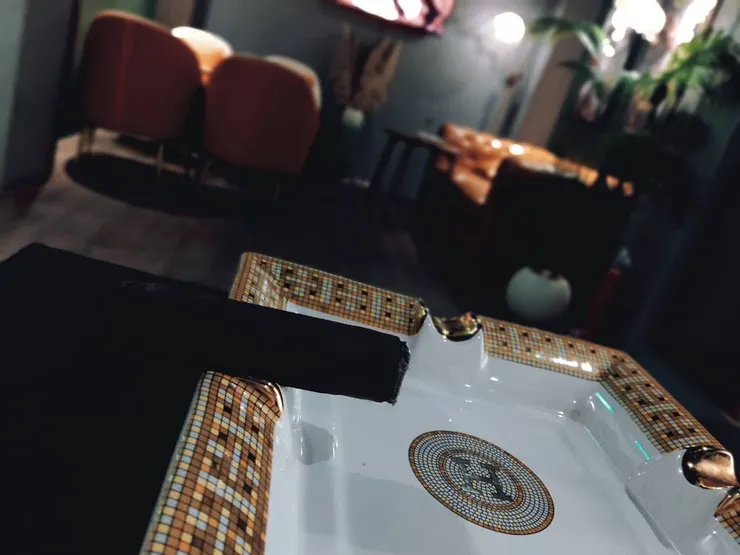 藍與白之間的呼吸:雪茄煙霧的祕密|有注意過雪茄菸霧的顏色嗎?