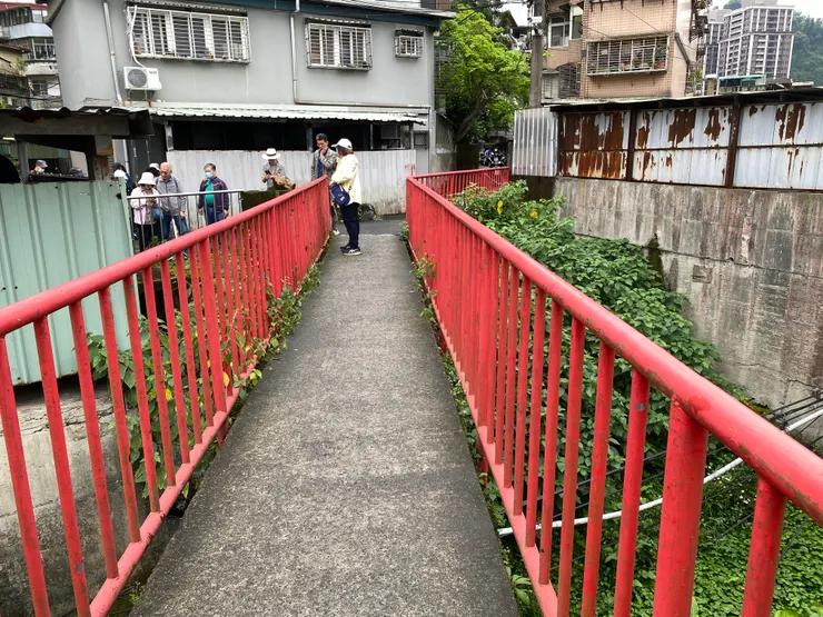 回望過水橋,橋頭下方有洩水孔