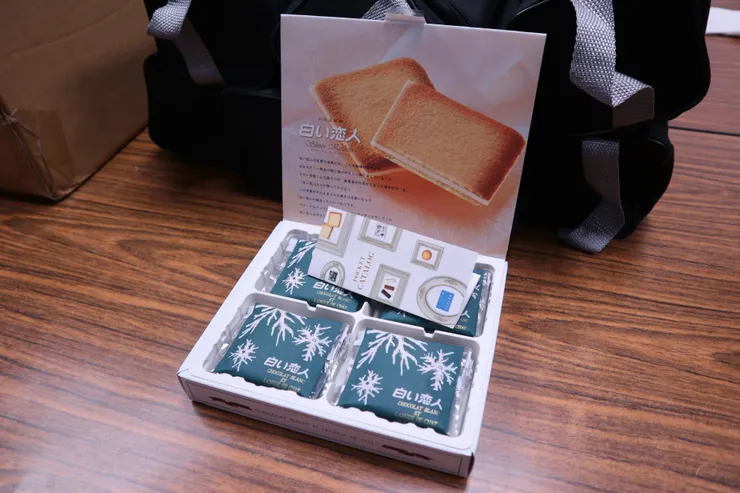 開盒後的3片餅乾x4格內裝,附一個型錄