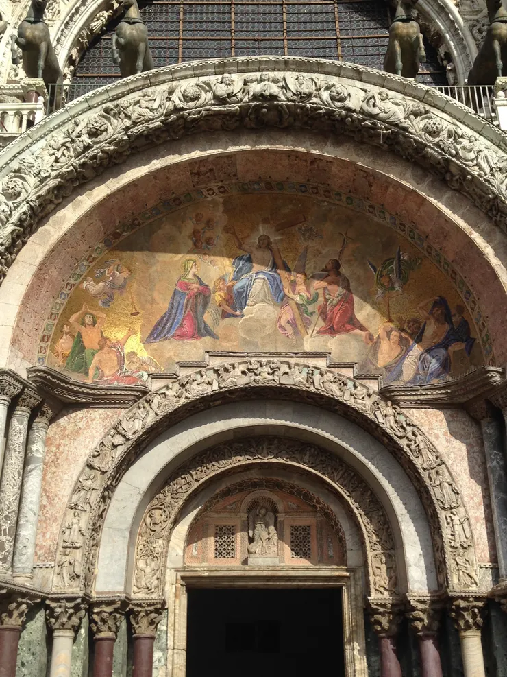 近看教堂的雕刻