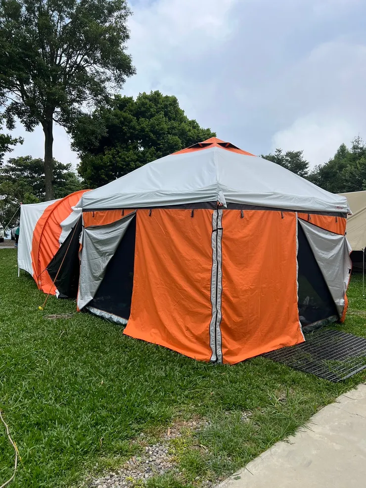 在草皮上搭設完成