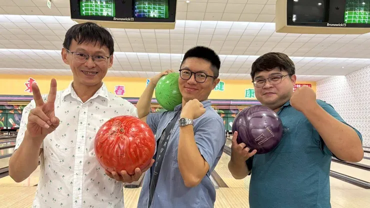 桃園的東東保齡球館，感覺有點歷史了，朋友有一球倒了七個球瓶結果螢幕顯示零分，最後請工作人員手動調分數XD