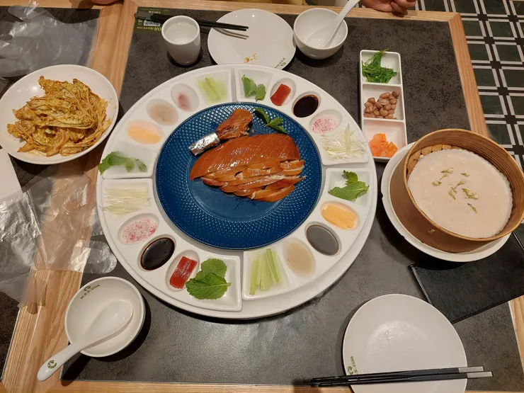 加入很多特色餡料的填鴨餐