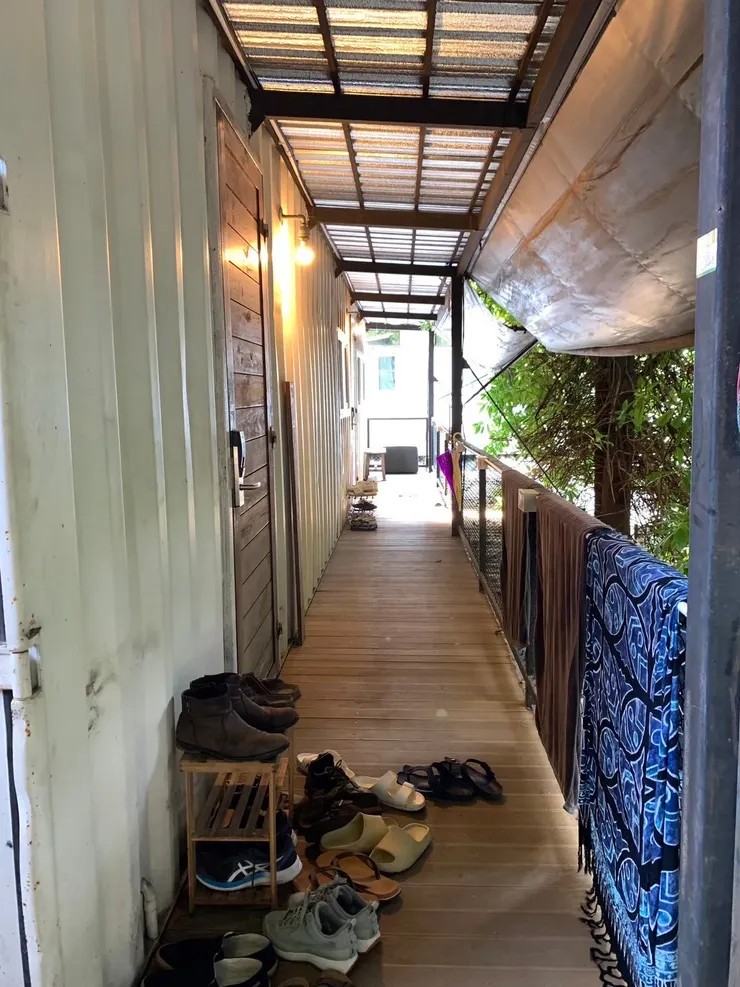 青旅二樓的走廊與短暫室友們的鞋子