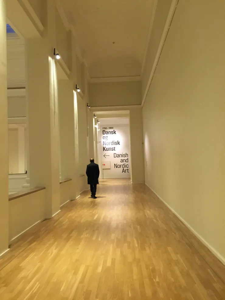 在制度最深的走廊裡，每一步都像往前，但其實沒有出口。