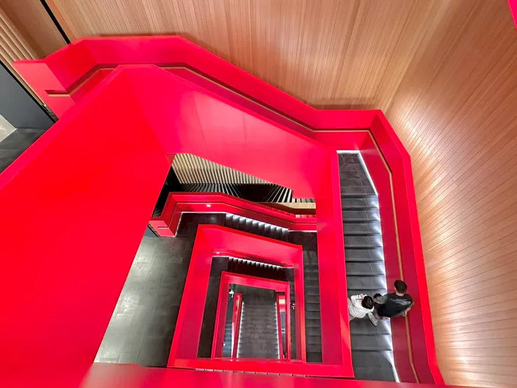 紅色階梯也是台南圖書館的亮點