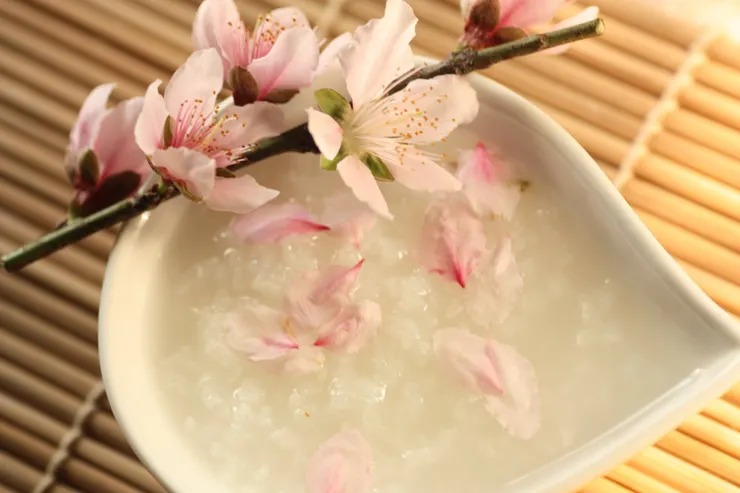 桃花粥，是唐代民間歲時食品，以新鮮的桃花瓣煮粥，至明末此俗猶存。