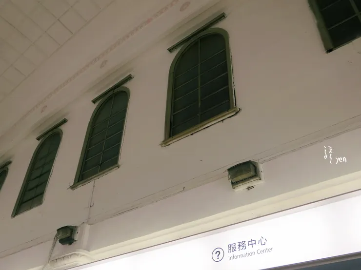 改造後的嘉義車站，重現挑高潔白站體，標示也簡明好看