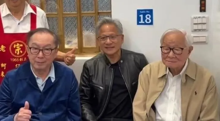 三立新聞報導，大老闆們的合照曝光後，讓不少網友討論道，「追隨老黃的美食地圖」、「根本美食直播主」、「不管黃董跟老張點了什麼，都給我來一點」!(出處:三立新聞，圖／寧夏夜市榮譽會長提供)