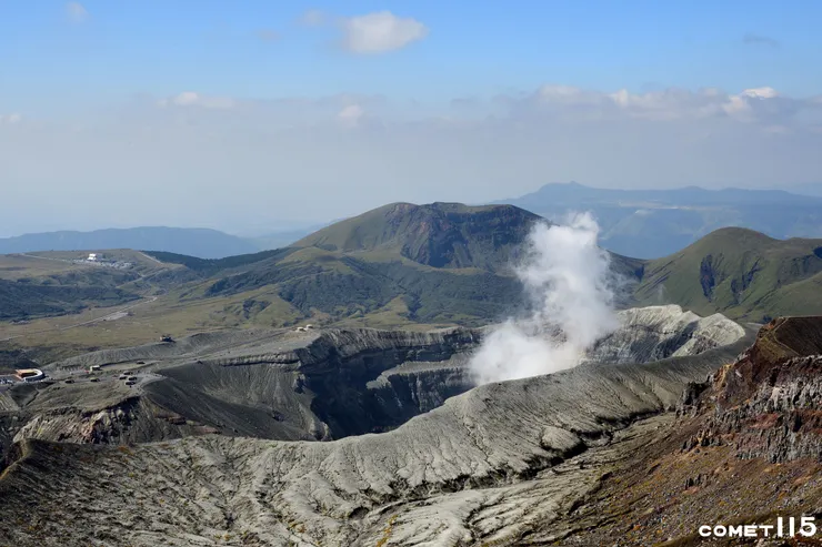 由高處看火山口就像是大地破了洞