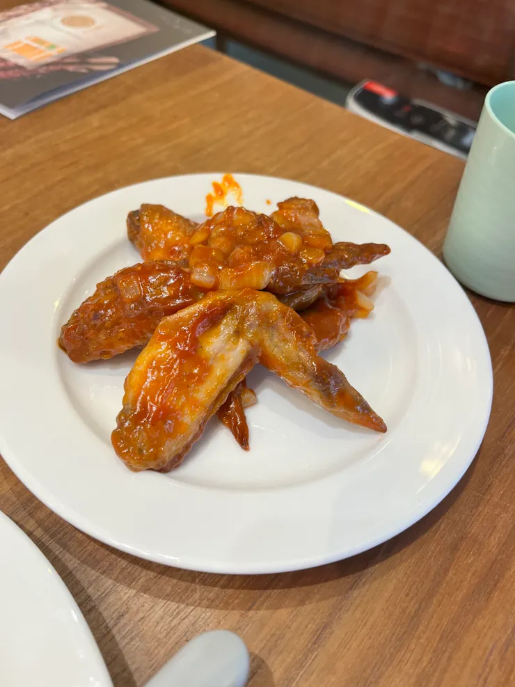 不辣的水牛城雞翅,雞翅只吃了一隻其他都進小孩肚子