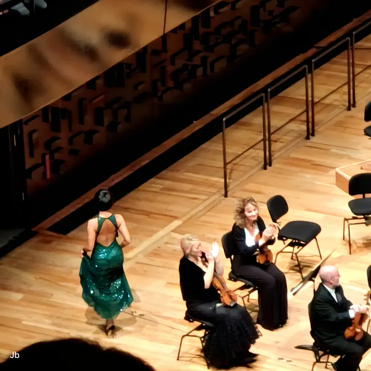 【美麗金綠晚禮服王羽佳誇張鞠躬 彈出蕭邦如詩夢境中初戀的遐想！王羽佳暫時退到後台。】