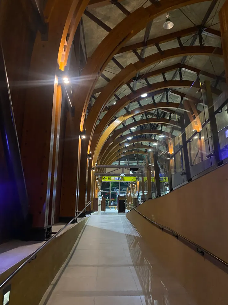 晚上十點的池上車站出口剪票口