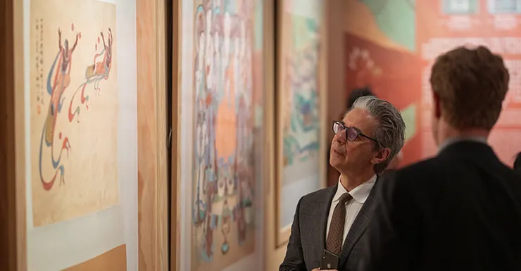 蔡斯・羅賓遜館長欣賞華彩萬象石窟藝術沉浸體驗之敦煌石窟壁畫的畫面