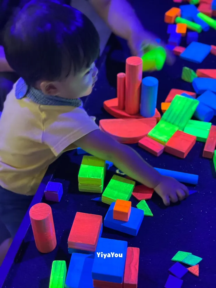 寶寶在螢光區玩積木玩畫畫玩到不想走