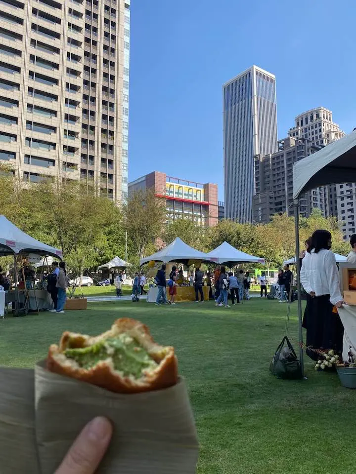 隨意席地而坐享用冰淇淋，看到不一樣的視角，同一片天空下，有著不同的生活面貌