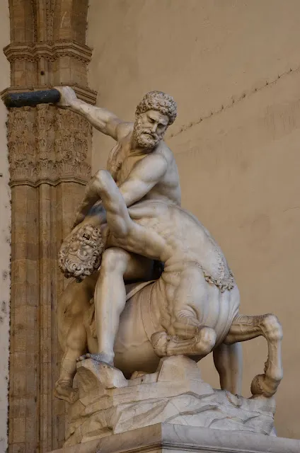 《海克力斯與涅索斯戰鬥》義大利佛羅倫斯領主廣場〜1599年姜波隆那的作品