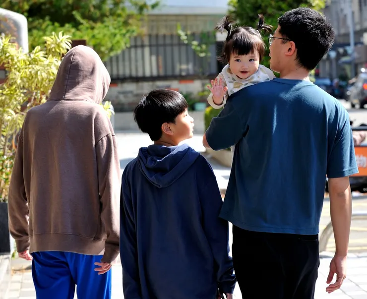 【鴻鴻承承兩個小叔叔號稱是同學 童心未泯陪玩顧安全大人輕鬆些！一起去太平洋皇家花園廣場玩回來，】