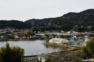 動畫中曾經出現一幕火車經過濱名湖的畫面，不過現實中受到樹木和房子的干擾，難以讓火車與濱名湖同框(位置在這)