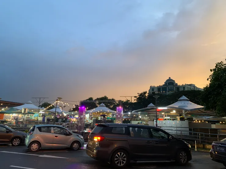 加東夜市，這個主要是賣吃的。