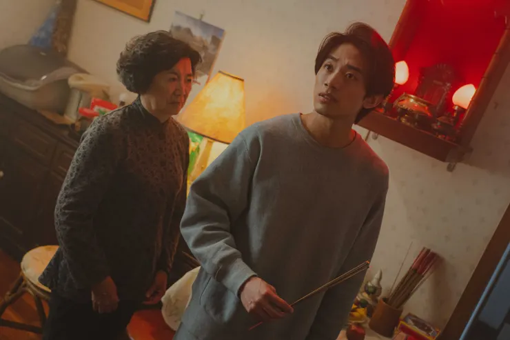 李昂回到台中老家後,準備要拜祖先..但是...