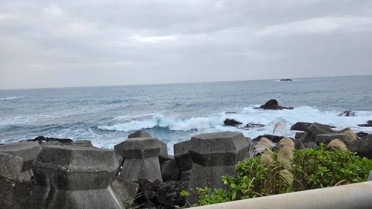 你有看見浪花掀起時那琉璃般的藍色嗎？台東藍真的看不膩。