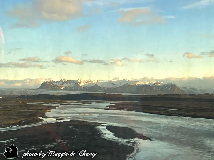 冰島東南方沿途可見雪白的平原、靜默的山巒