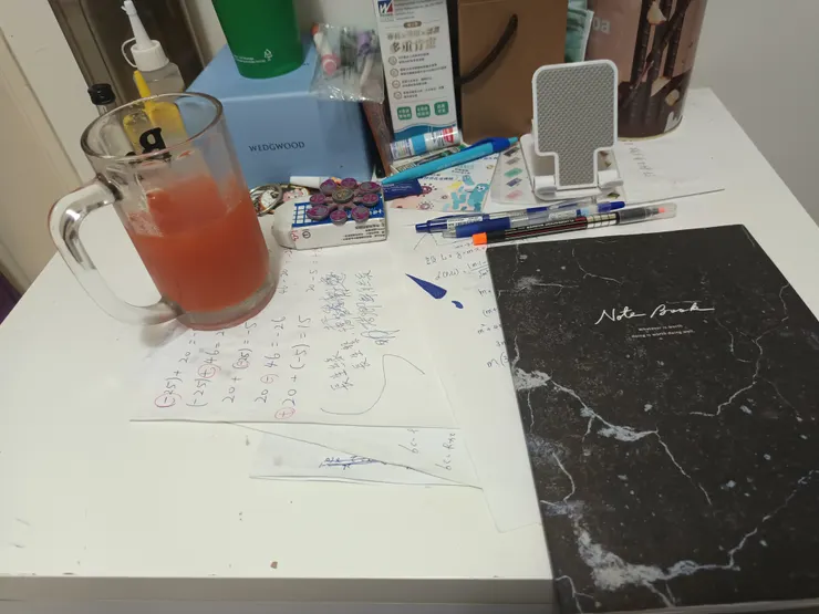 一杯鮮紅伴歲餘,猜猜其中何物?