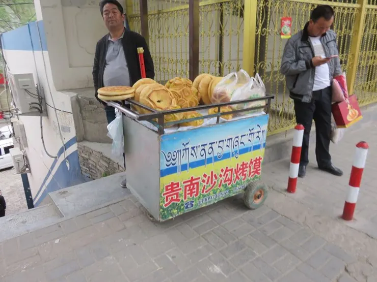 塔爾寺外的小街，這種烤饃，明顯是「新疆方」的東西。