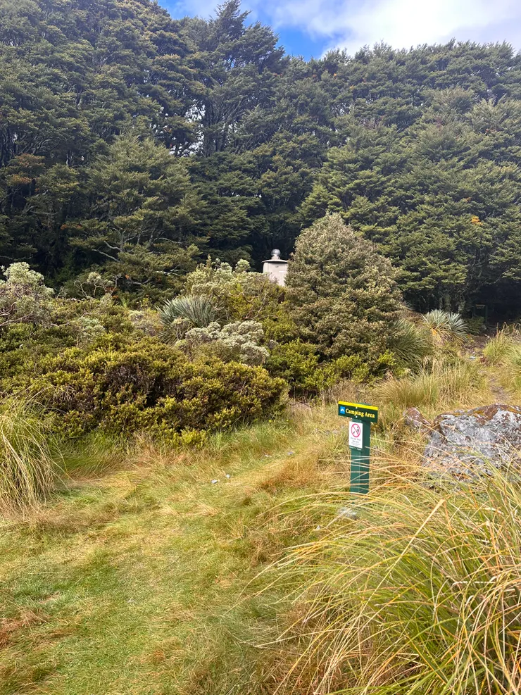 營地與山屋相隔約5分鐘的腳程,還需要跨越吊橋,一想要到在濕冷的雨天紮營,背包也不放下直奔山屋而去。