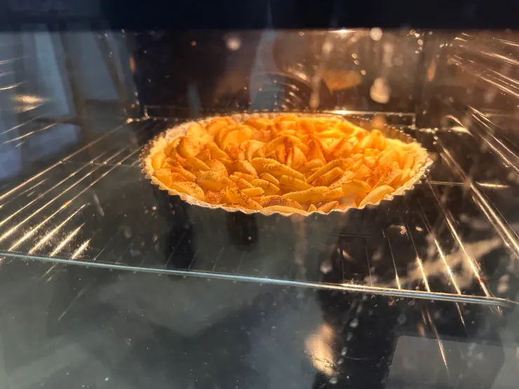 進烤箱！第一次烤20分鐘不夠，又多加15分鐘，因為溫度太低。