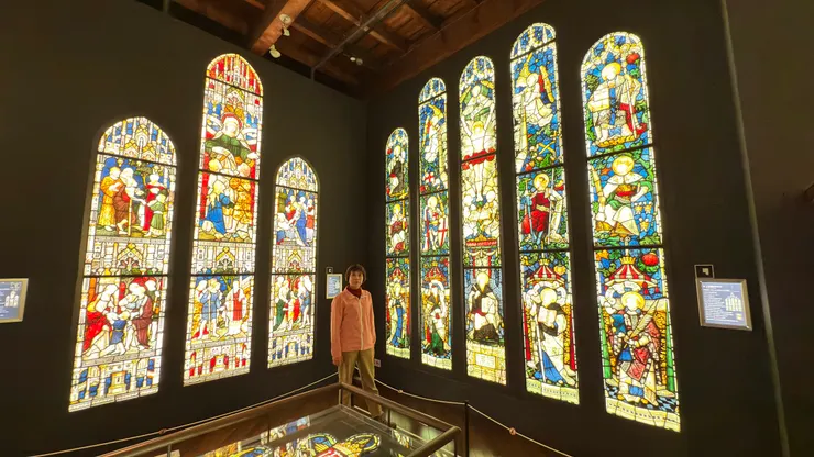 鑲嵌彩繪玻璃圖案以宗教故事居多