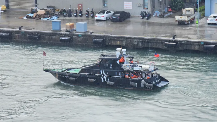 這是上午離開基隆港的基隆嶼觀光小艇!我們離開時它也回來基隆港了!船上的遊客都開心看著我們這艘大船!