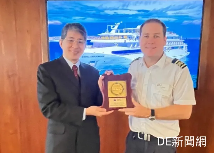 蘇澳港資深處長曹至宏(圖左)致贈紀念牌給「珊瑚地理學家」船長。照片由蘇澳港營運處提供