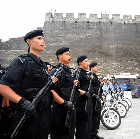 手持97式霰彈槍的北京市特警隊員