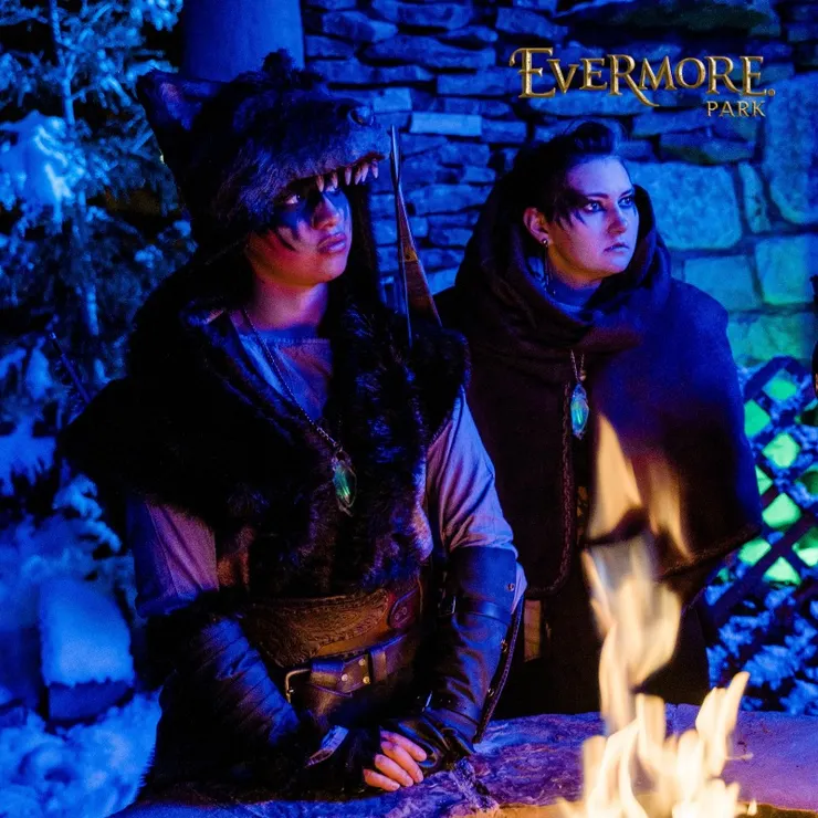 項鍊中放入小型螢光棒後的模樣，有助於在傍晚的園區中凸顯其存在。(圖片來源:Evermore Park, Pleasant Grove, UT. Facebook)