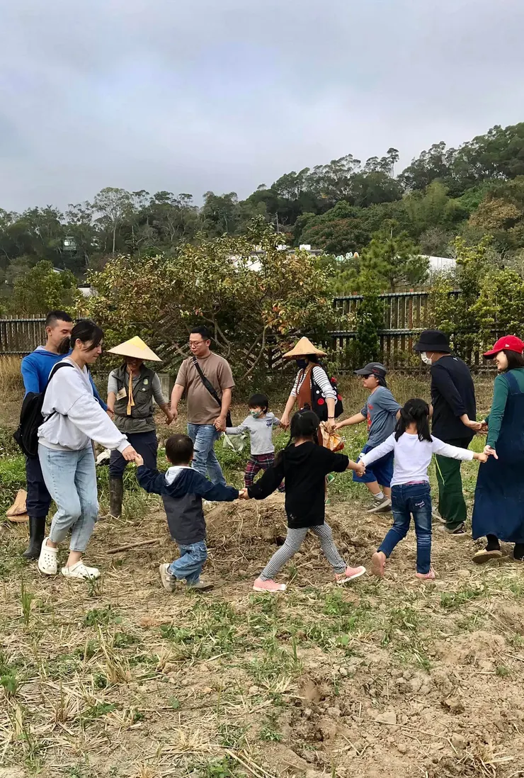 封窯後，大家一起手牽手轉圈圈趕窯鬼。