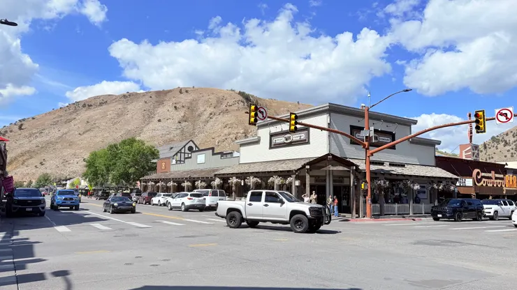 屋簷掛花籃裝飾