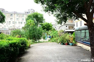 土地公廟前路廊也已經被當地居民再利用(往台泥方向拍)