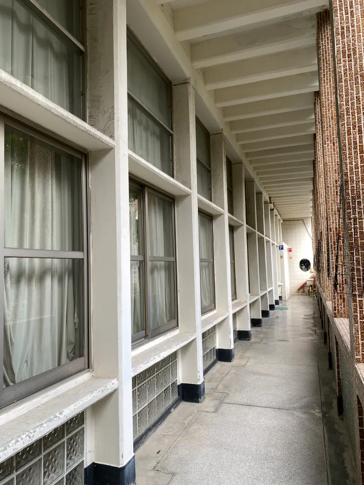 從走廊上，可見到建物大面積的開窗