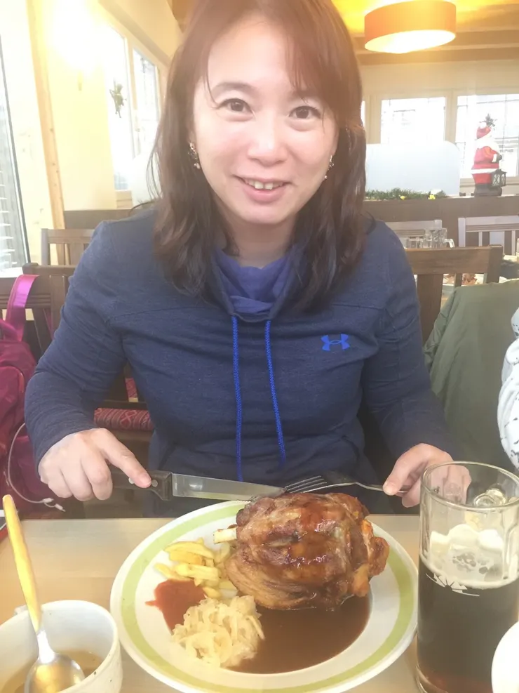 皮脆肉嫩不肥膩的德國豬腳，一切開的那個肉香，讓人難以抗拒！