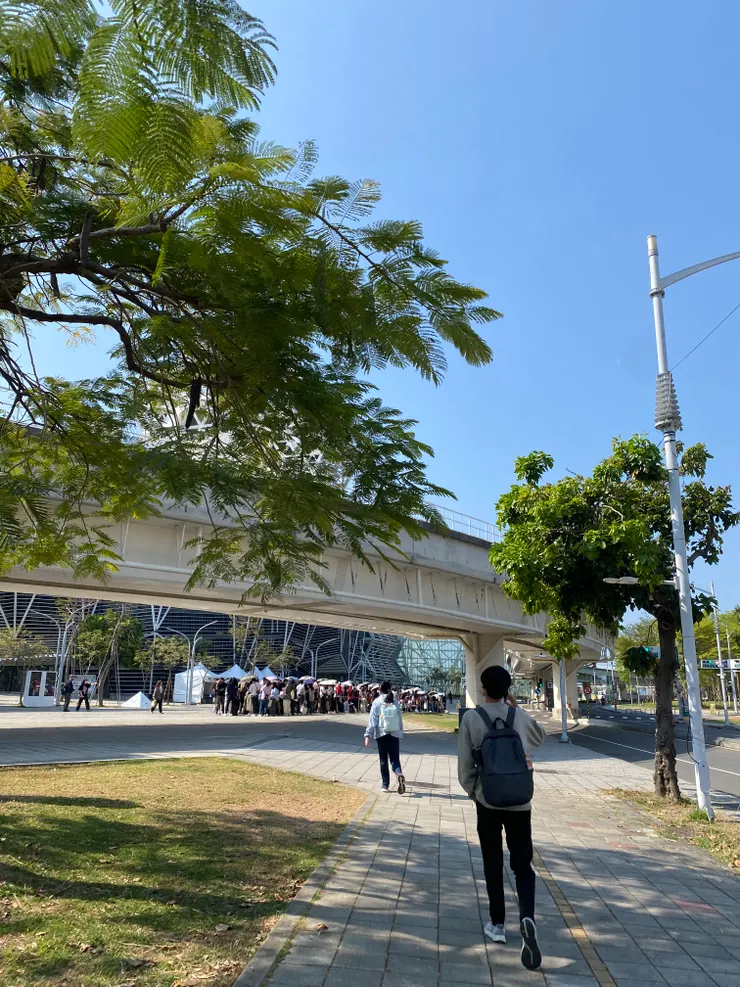 有沒有看到排隊的「人團」