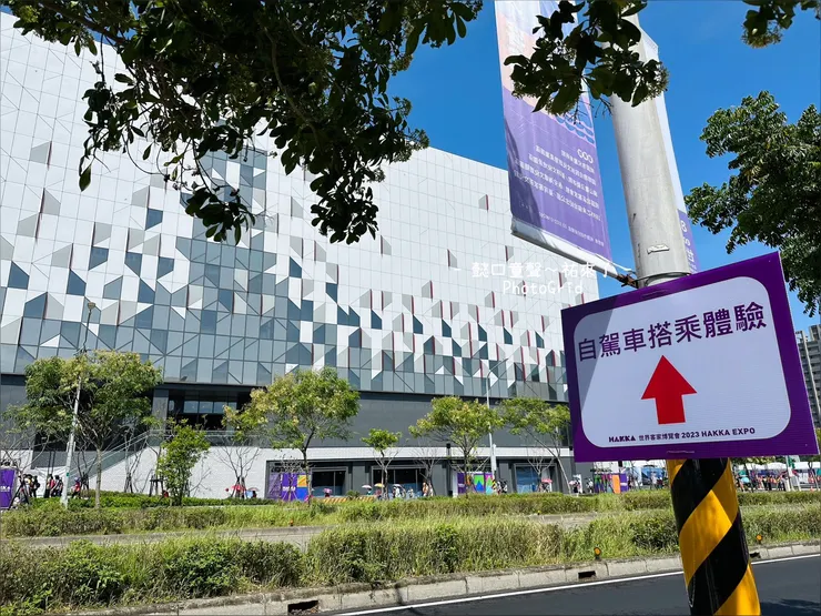 右轉直走再過一個紅綠燈沿途會看到這個紫框牌子，繼續往前走。